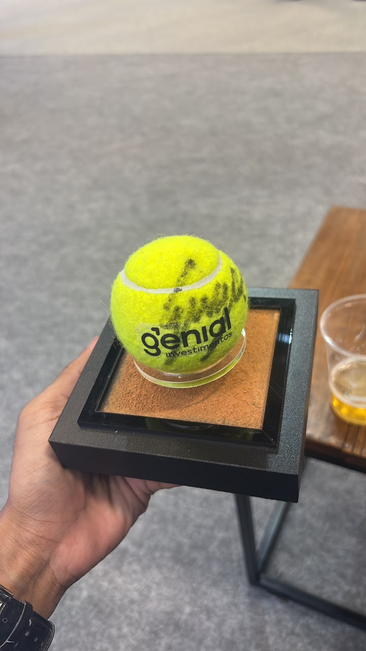 Bolinha de tênis autografada pelo Guga